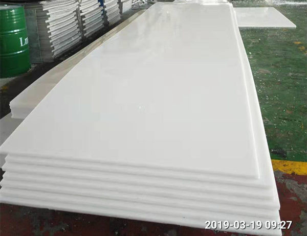 PE板同時(shí)在施工中注意膠水有粘到皮膚